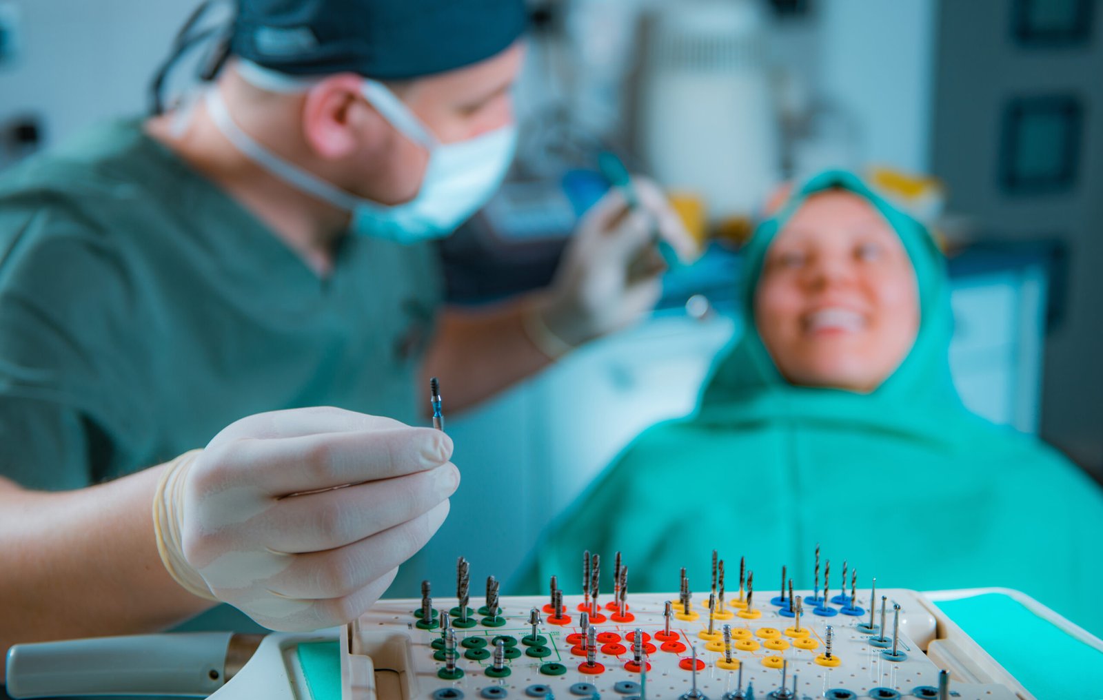 Dentista sosteniendo herramientas para la instalación de implantes dentales