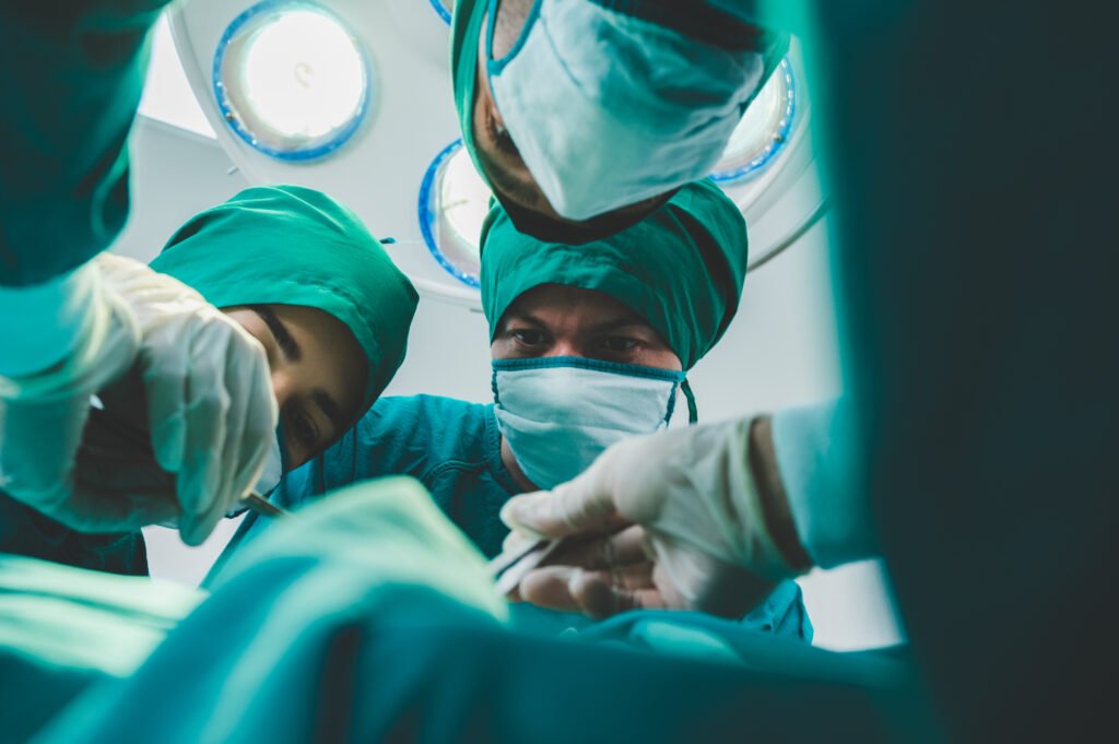 Equipo quirúrgico profesional realizando operación de urgencia en sala de operaciones